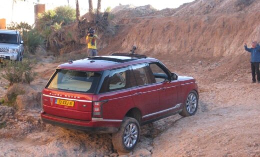 Range Rover Morocco rocks