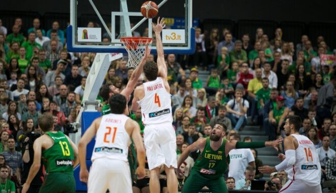 'Eurobasket 2017' pārbaudes spēles: Lietuva dramatiski zaudē Spānijai, Latvijas pirmie pretinieki serbi uzvar grieķus