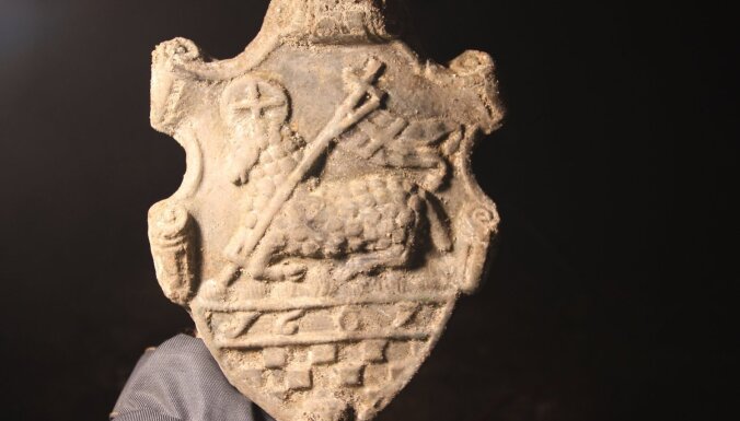 Foto: Arheologi Rīgas pils pagrabā atrod 'Dieva jēru'