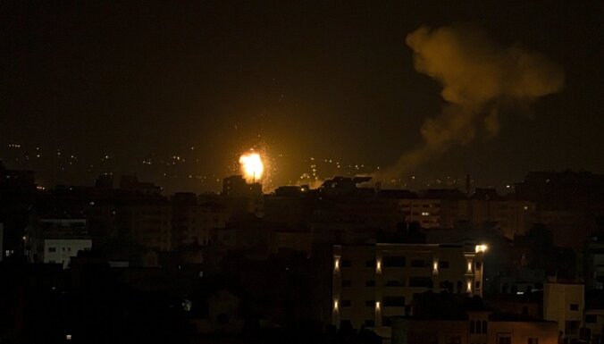 Izraēla veic uzlidojumus Gazas joslā pēc raķešu izšaušanas
