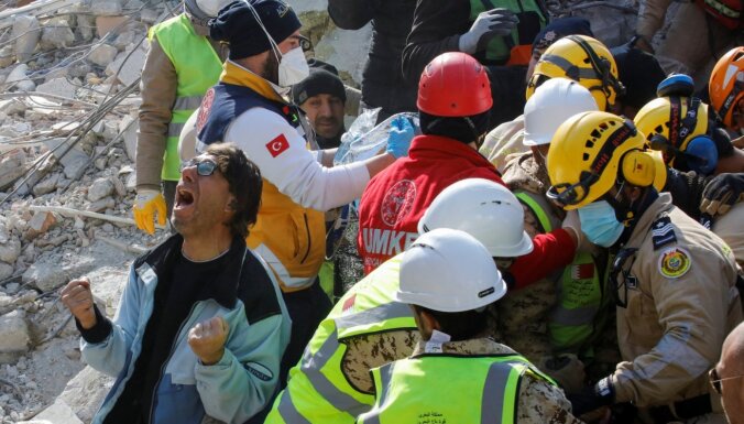 Nedēļu pēc zemestrīces gruvešos Turcijā izglābta sieviete; upuru skaits pārsniedz 37 500