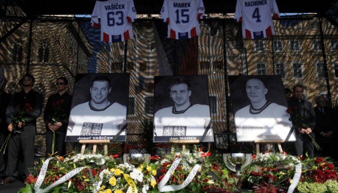 Tūkstošiem cilvēku Prāgā atvadās no trīs čehu hokejistiem