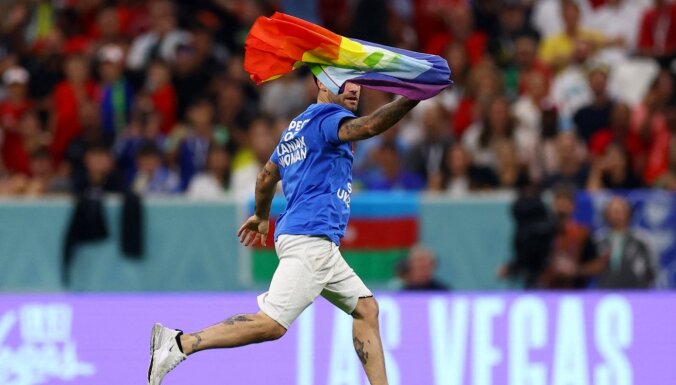 Фанат, выбежавший с ЛГБТ-флагом на игре ЧМ-2022, рассказал, кто ему помог