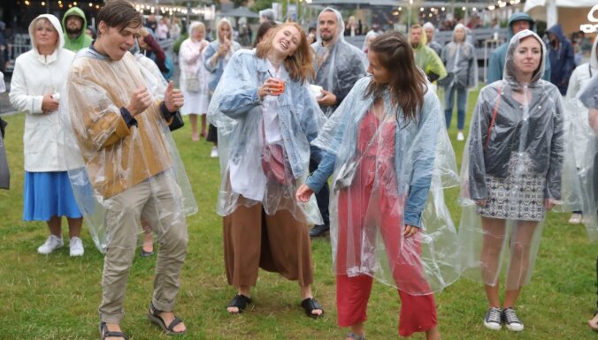 Foto: Spītējot lietum, apmeklētāji bauda pilsētas festivālu 'Var! Būt!"