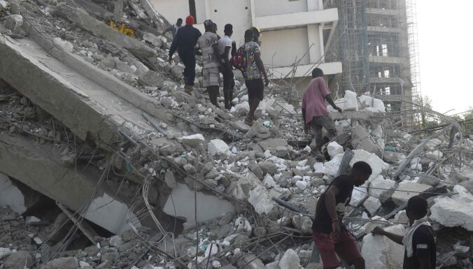 В Лагосе рухнул недостроенный небоскреб с фешенебельными квартирами. Спасатели ищут выживших