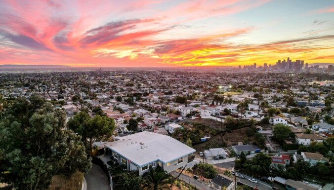 Vairākus metrus virs zemes un ar skatu uz visu pilsētu – vēsturiskā māja Losandželosā