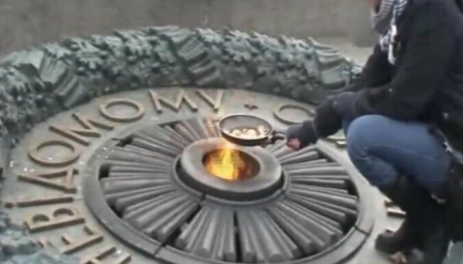 Украинская националистка жарила яичницу на Вечном огне