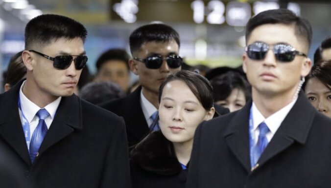 Foto: Diktatora Kima Čenuna māsa ieradusies Dienvidkorejā