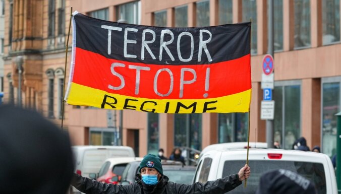 Vācijas labējie ekstrēmisti piedalās Covid-19 protestos citās valstīs