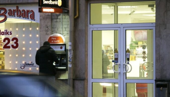 Rindas pie 'Swedbank' filiālēm un bankomātiem turpinās arī pirmdienas rītā