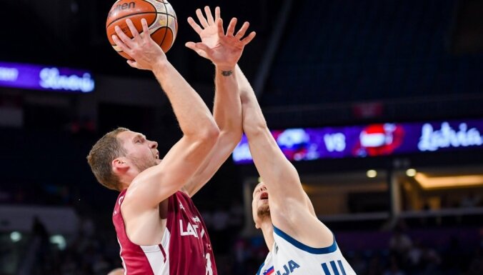 Latvijas basketbolisti ar spēli pret Eiropas čempioni Slovēniju turpina ceļu uz PK