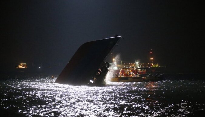 Паром врезался в судно и затонул: более 35 погибших