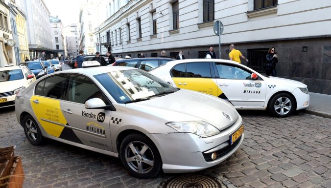 Foto: 'Yandex Go' taksisti protestē pret lēmumu slēgt lietotni