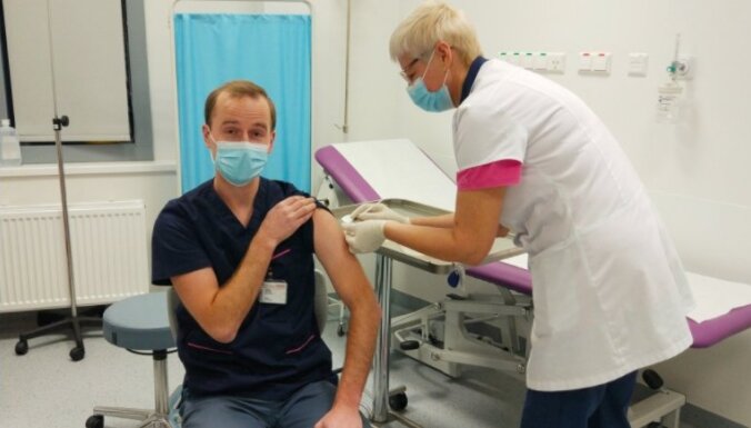 Latvijā sākta vakcinācija pret Covid-19; varētu ierobežot ambulatoro palīdzību (plkst.9.00)