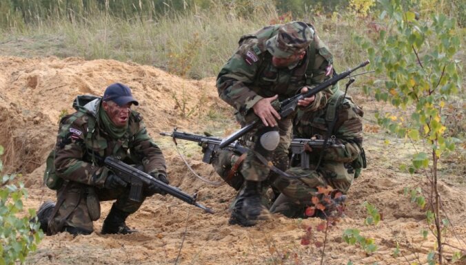 Латвия резко увеличит число солдат и земессаргов