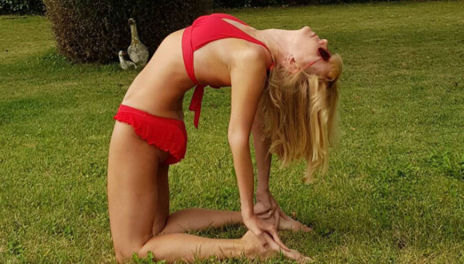 Foto: 49 gadus vecā Valērija bikini demonstrē apskaužamu lokanību