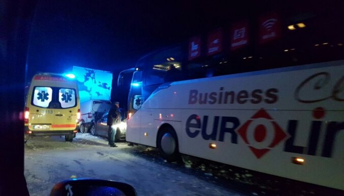 Под Бауской — авария с участием автобуса Eurolines и трех автомобилей