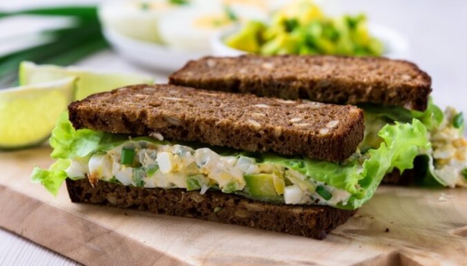 Brokastu sendvičs ar avokado-olu salātiem