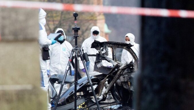 Foto: Ziemeļīrijā pie tiesas nama Deri uzsprāgusi automašīna