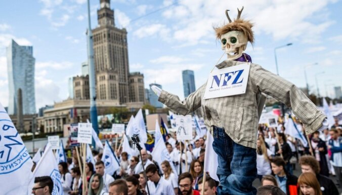 Foto: Poļu tūkstoši Varšavā protestē pret valdību