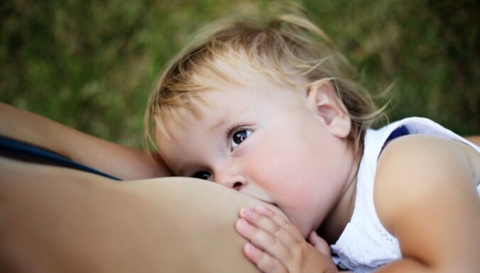 10 noteikumi mierīgai un veiksmīgai bērna atradināšanai no krūts