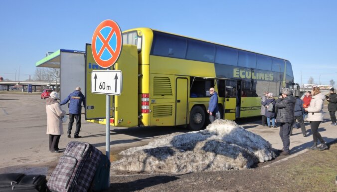 Foto: Rīgā ieradies pirmais Latvijas valstspiederīgo evakuācijas reiss no Ukrainas