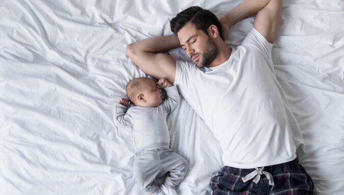 Специалисты объяснили, почему родителям не стоит спать в одной кровати с грудным ребенком