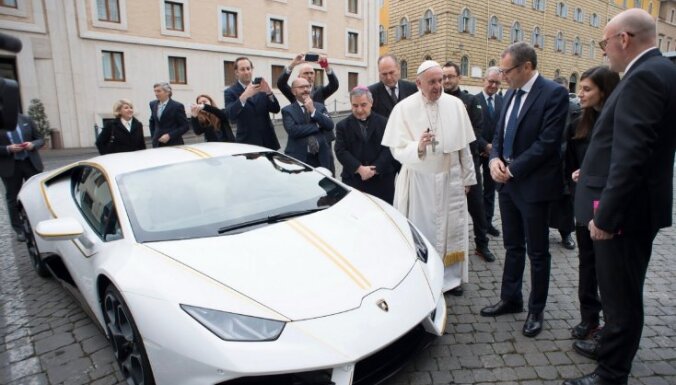 Lamborghini папы Римского ушел с молотка за 715 тысяч евро