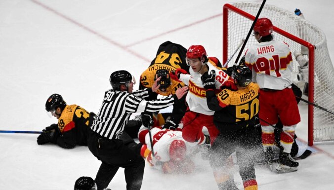 Vācijas hokejisti nosargā uzvaru pret spītīgo Ķīnas izlasi