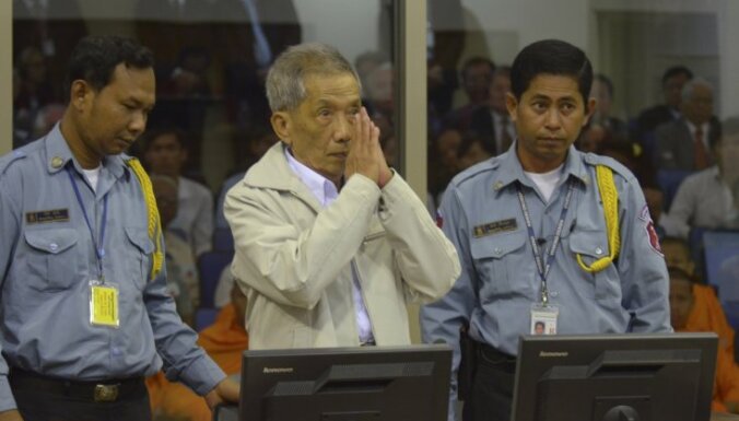 Piespriež mūža ieslodzījumu ‘sarkano khmeru’ cietuma vadītājam