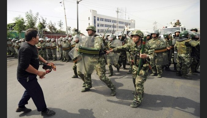 Ķīna ieved karaspēku nemieru pārņemtajā Urumči