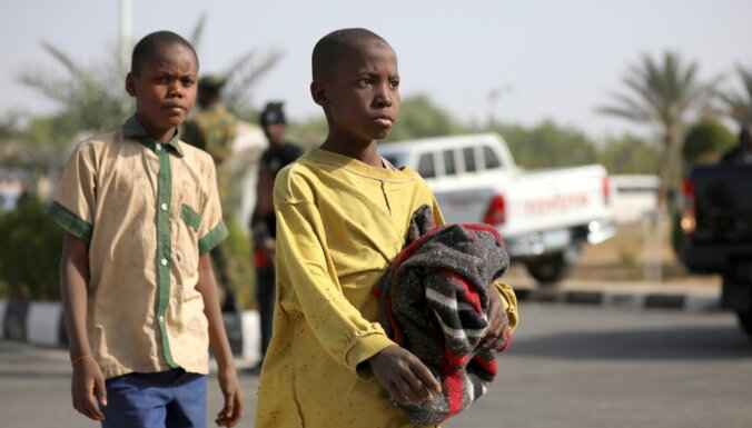 Foto: Atbrīvo desmitiem 'Boko Haram' nolaupīto nigēriešu skolaspuiku