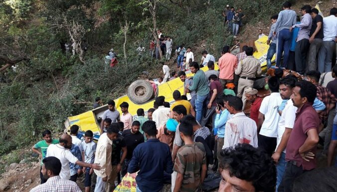 Indijā skolēnu autobuss ieslīd aizā; iet bojā 27 bērni