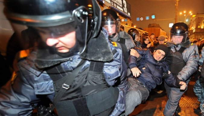 В Москве задержали участников пикетов в поддержку осужденной на 10 лет активистки "Другой России"