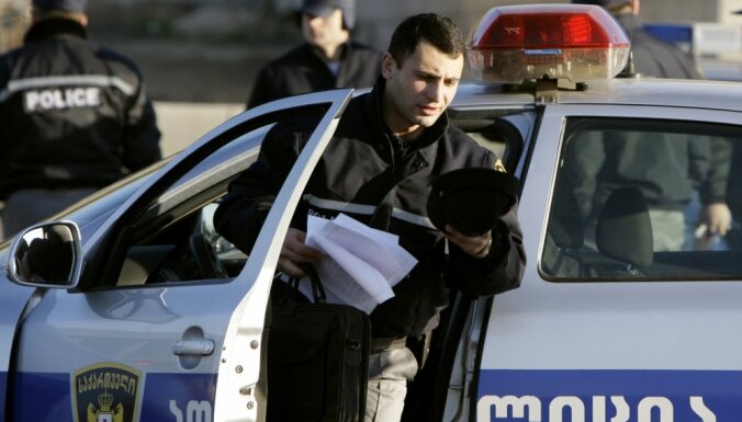 Вооруженый мужчина захватили заложников в банке в грузинском Зугдиди