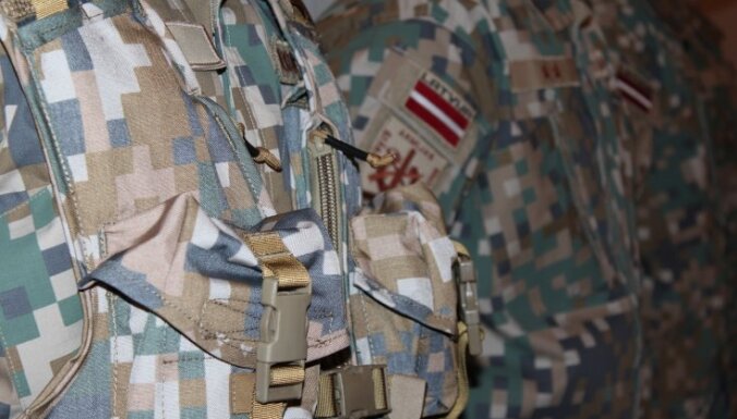 Foto: Unikāls un patentēts – Latvijas karavīriem jauns formastērpa raksts 'MultiLATPAT'