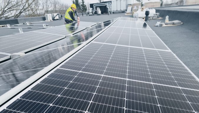 Uz 'Mūkusalas Biznesa Centra' ēkas jumta uzstādīta lielākā saules elektrostacija Rīgā
