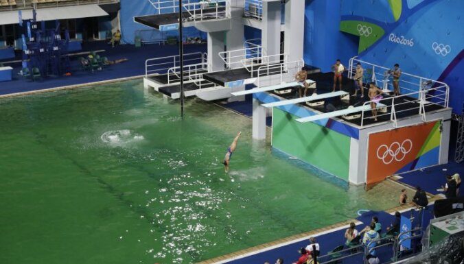 Вода в олимпийском бассейне Рио внезапно позеленела