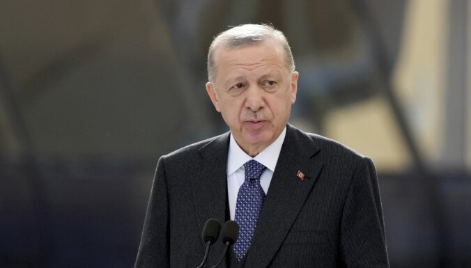 Erdogans izsludina pirmstermiņa vēlēšanas 14. maijā