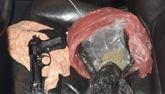 ФОТО. Полиция с помощью служебной собаки нашла мешок марихуаны