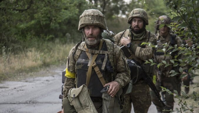 Krievijas okupanti pilnībā kontrolē Severodonecku; ukraiņi atkāpušies uz drošākām pozīcijām, ziņo amatpersona
