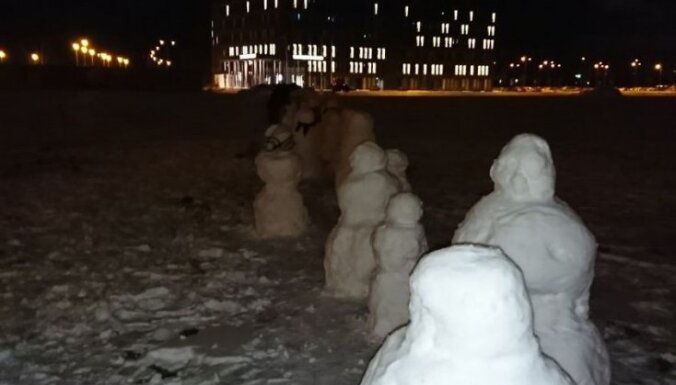 Pie VID ēkas uzslieta sniegavīru 'armija'