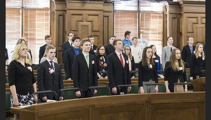 Foto: Parlamentā ievēlētie jaunieši dod deputāta svinīgo solījumu