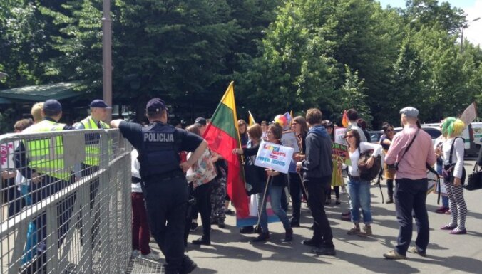 ФОТО: сотни участников Европрайда собрались в центре Риги
