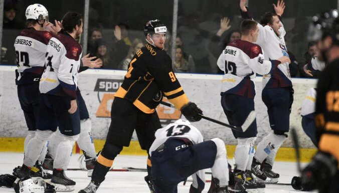 Foto: 'Olimp' hokejists Lejnieks ar brutālu rupjību iejaucas čempionu svinībās