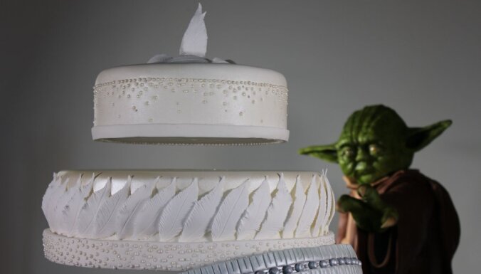 Anglijā izcepta levitējoša kāzu torte