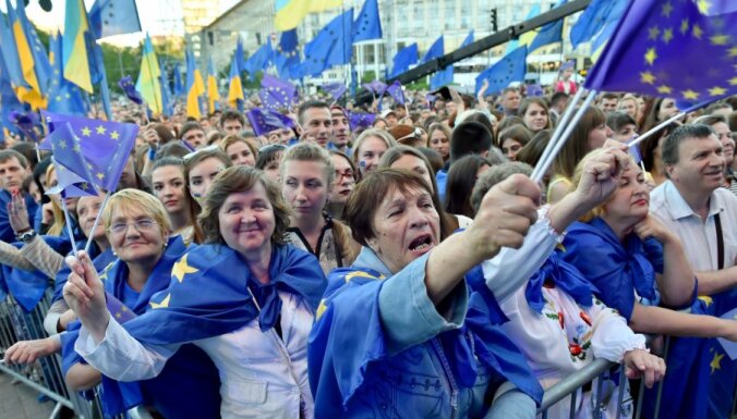 Украина закрепила в конституции курс на членство в ЕС и НАТО