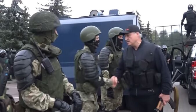 'Večuks ar automātu' – baltkrievus sagaida militārais terors, analizē politologs