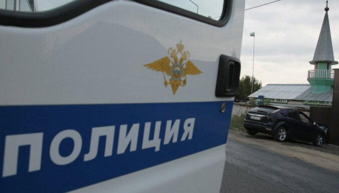 Čečenijā no kraujas nokrīt smagā automašīna ar policistiem