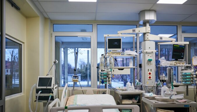 Slimnīcās Latvijā aizvadītajā diennaktī ievietoti 38 Covid-19 pacienti